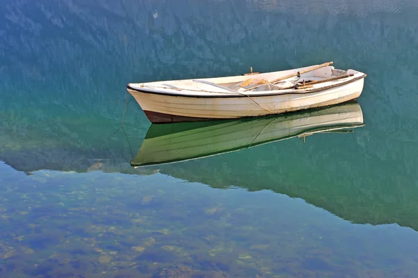 Velho barco de pesca branco no lago — Fotografia de Stock