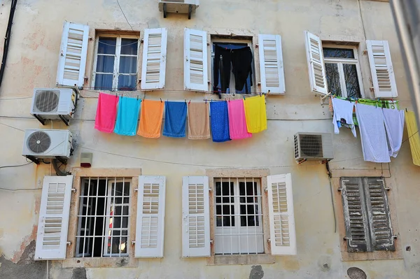 Lenzuola appese alla casa grigio chiaro — Foto Stock