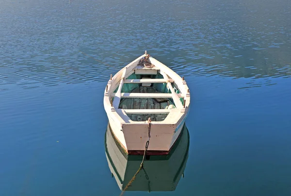Barco pescador de madera en el lago — Foto de Stock