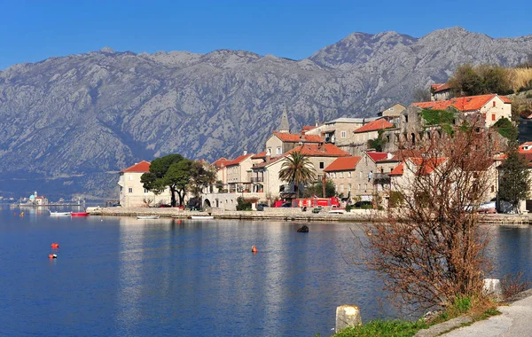 Vista panorámica del pueblo en la bahía de Kotor —  Fotos de Stock