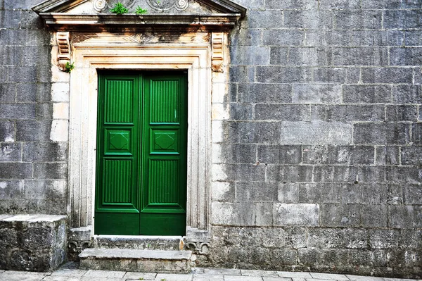 Vieille porte verte en bois dans le mur de briques — Photo