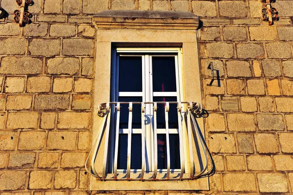 Belle fenêtre dans la vieille maison — Photo