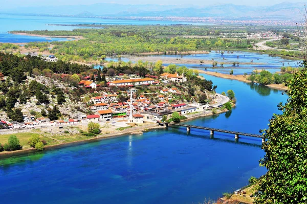 Aerial näkymä kylään joki — kuvapankkivalokuva
