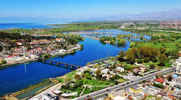 Skoder ciudad y pueblo junto al río —  Fotos de Stock