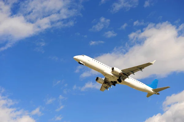 Взлет белого самолета — стоковое фото