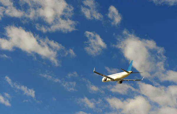 Летающий самолет в голубом небе — стоковое фото