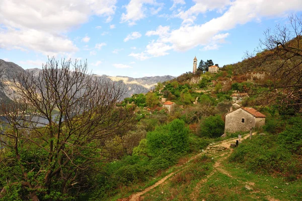 Pequeño pueblo en las montañas — Foto de Stock