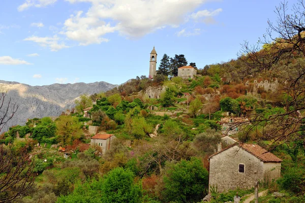 Antiguo pueblo en la bahía de Kotor — Foto de Stock