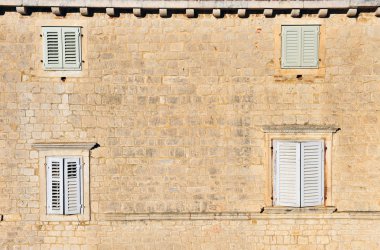 Eski taş evde dört kapalı pencereler