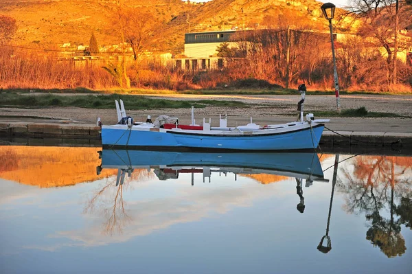 Ahşap balıkçı tekne suda — Stok fotoğraf