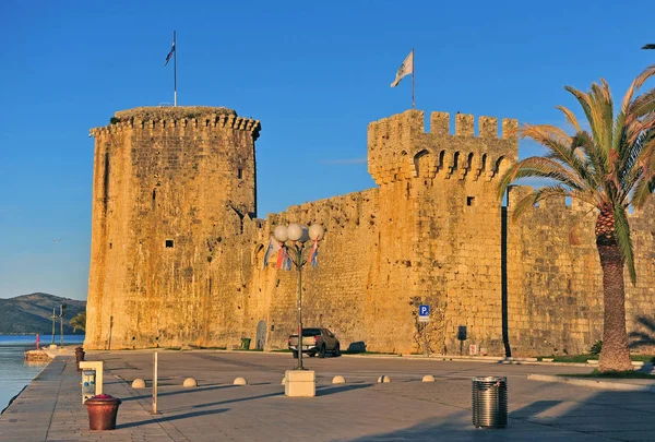 Średniowieczny fort na zachód słońca w mieście Trogir — Zdjęcie stockowe