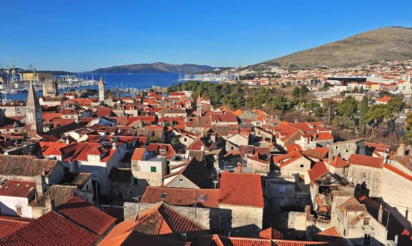 Malerischer Blick auf die Dächer von Trogir — Stockfoto