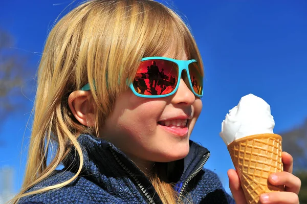 快乐的男孩与冰淇淋 — 图库照片