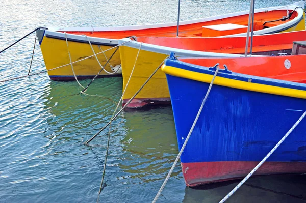 Barcos de pesca coloridos na água — Fotografia de Stock