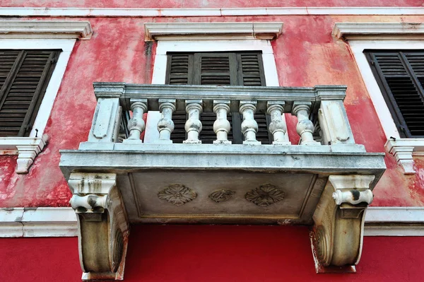 Balcon sur maison médiévale rouge profond — Photo