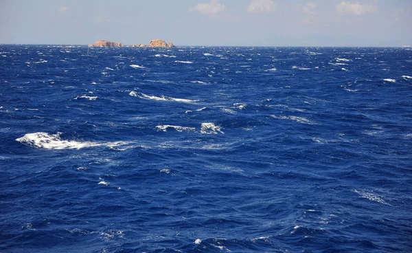Глубоко-голубая вода бурного моря — стоковое фото