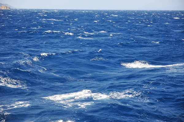 Vagues bleues en haute mer — Photo