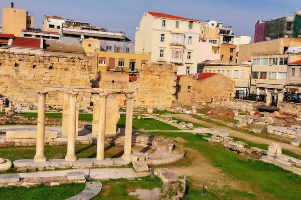 Starożytnych rzymskich kolumn w mieście Ateny — Zdjęcie stockowe