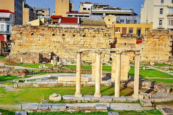 Colunas romanas antigas na cidade de Atenas — Fotografia de Stock