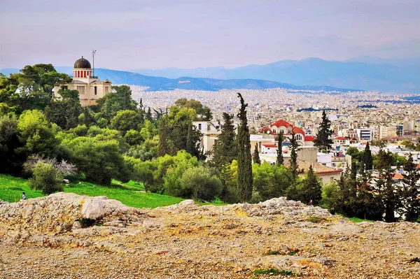 Iglesia antigua y horizonte de Atenas —  Fotos de Stock