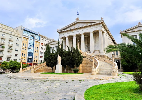 Oud gebouw in de straat van Athene stad — Stockfoto