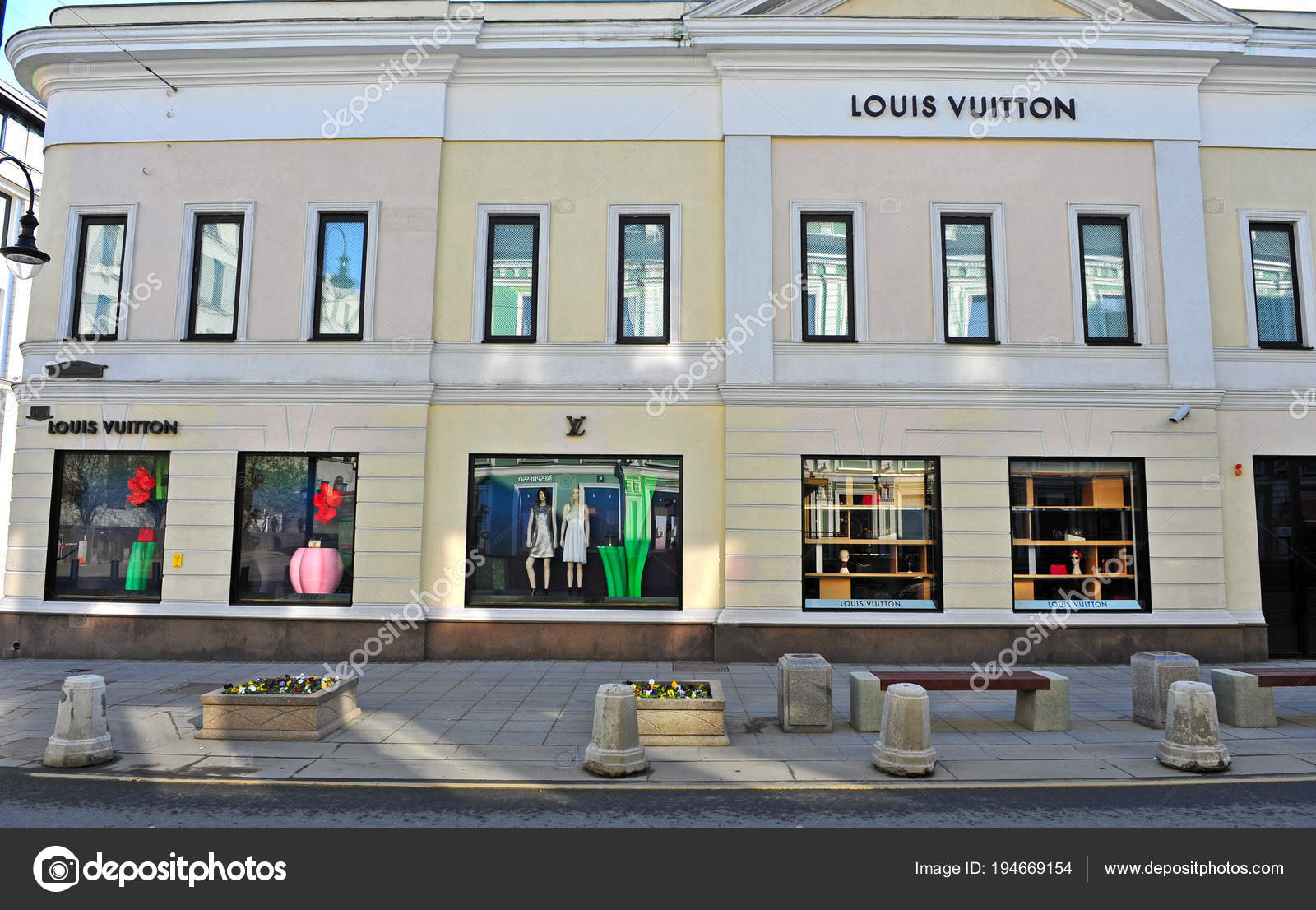 tale Indtil nu komponist Louis Vuitton flagship store, Moscow – Stock Editorial Photo © Krasnevsky  #194669154