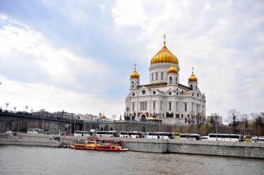 Moskova şehir Nehri üzerinde katedral