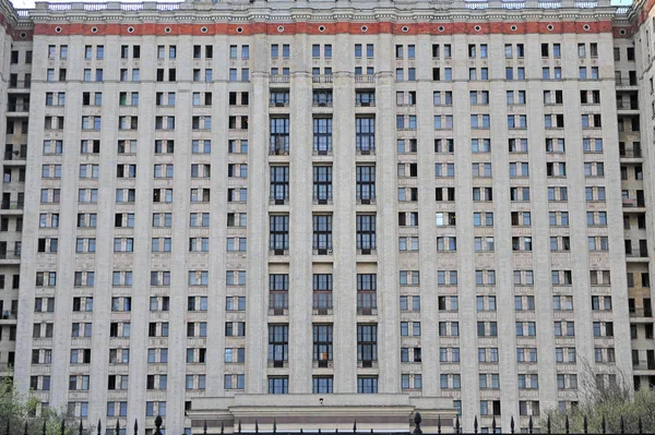 Lomonossow moskauer staatliche universität fenster — Stockfoto