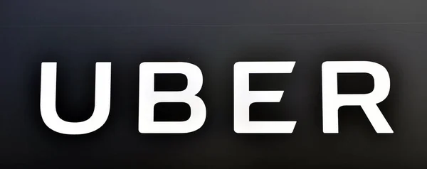 Logo Uber dans le panneau d'affichage de la rue — Photo