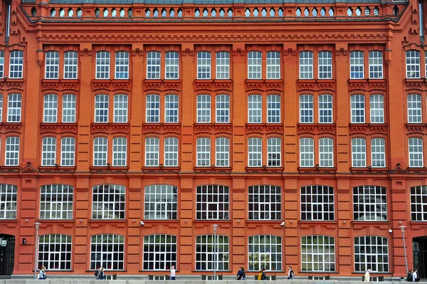 Folk som går forbi Yakimanskaja-vollen i Moskva – stockfoto