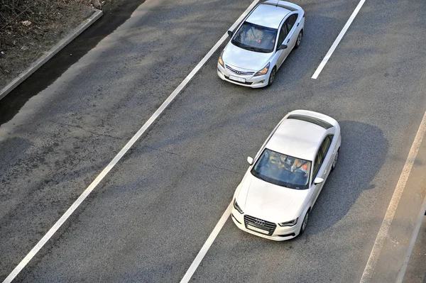 Widok z góry z dwóch samochodów na autostradzie — Zdjęcie stockowe