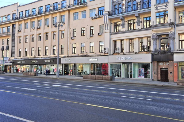 Giyim mağazaları Tverskaya Caddesi'nde, Moskova — Stok fotoğraf