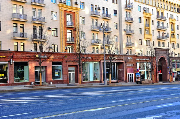 Vista de las tiendas en la calle comercial Tverskaya, Moscú — Foto de Stock