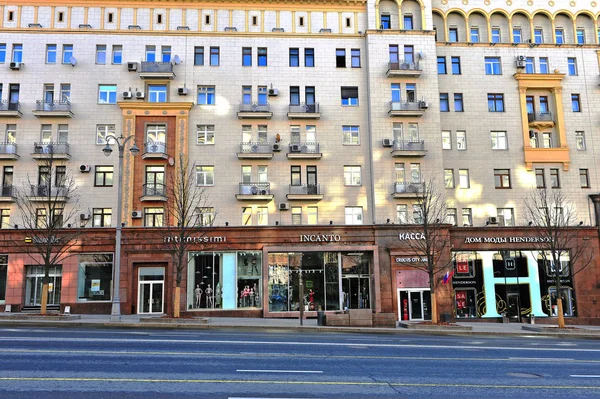 Visa av butiker i Tverskaya shoppinggatan — Stockfoto