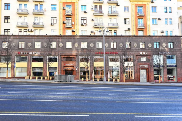 Lojas de roupas em Tverskaya shopping street, Moscow — Fotografia de Stock