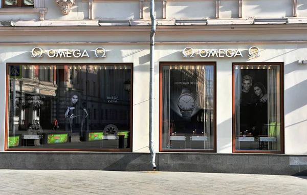 Tienda insignia de Omega en Kuznetskiy la mayoría, Moscú — Foto de Stock