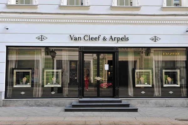 Флагманский магазин Van Cleef & Arpels — стоковое фото