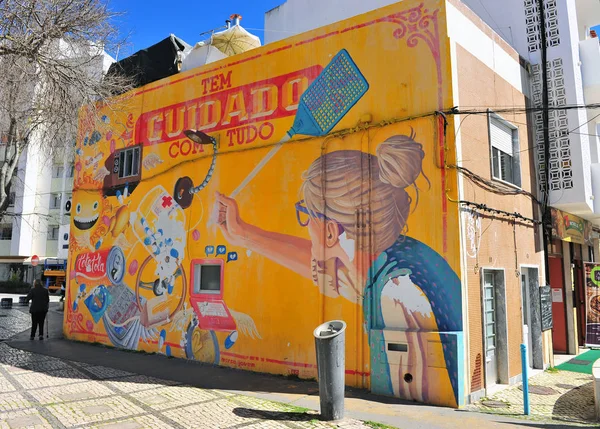 Colorida casa con graffiti de artista local en Portimao, Portu —  Fotos de Stock