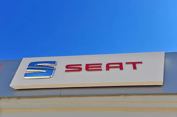 Logo of Seat automotive company at the top of distrier store. — стокове фото