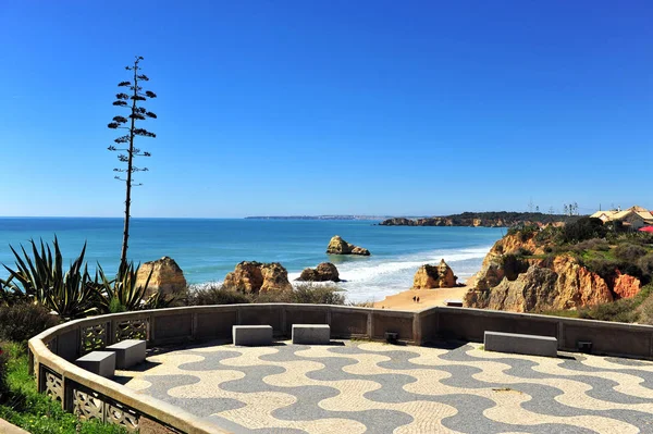 Portimao kasabasındaki sahilin manzarası.