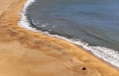 Nazare kasabasındaki kumsal manzarası