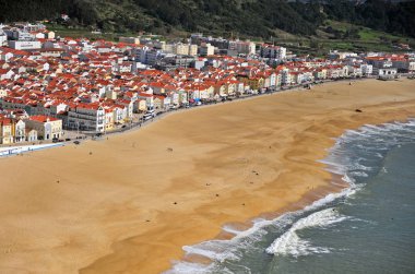 Nazare eski kasabası ve ünlü deniz beldesi