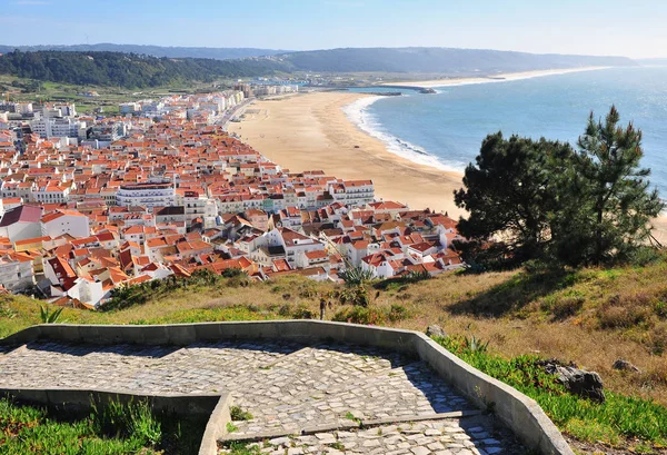 Vue sur les escaliers de la vieille ville de Nazare — Photo