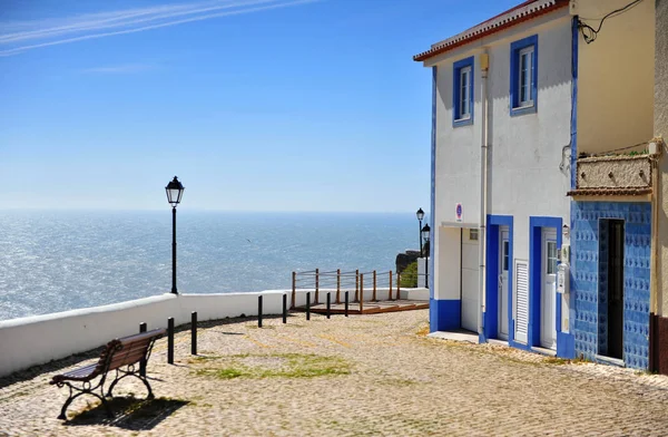 Casas no topo da parte alta da cidade de Nazare, Portugal — Fotografia de Stock