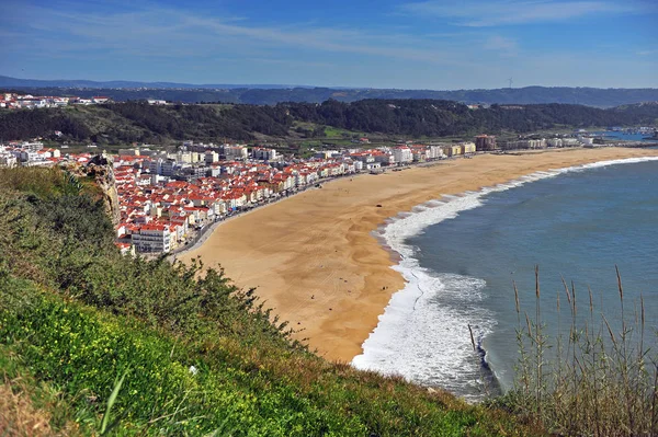 Vue sur la ville nazie et la plage de sable — Photo