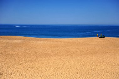 Kışın Nazilerin plajında cankurtaranlar.