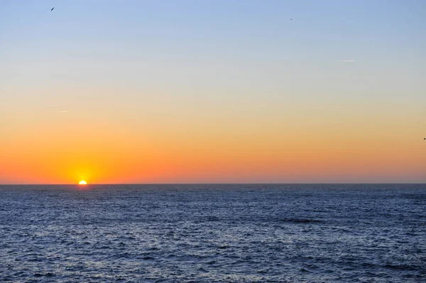 Vue panoramique sur le coucher du soleil avec l'océan bleu profond — Photo