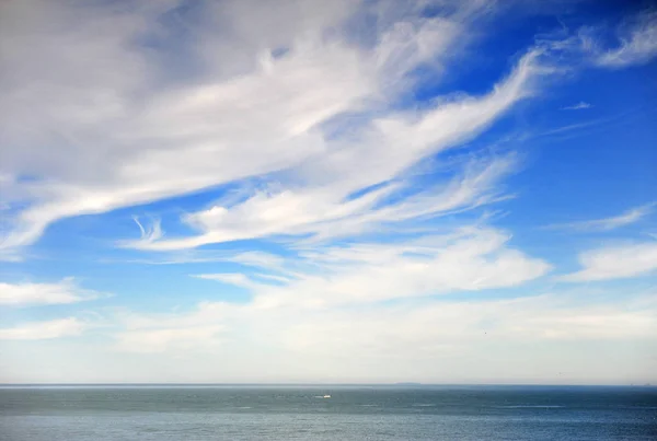 Vue panoramique de la mer bleue avec ciel nuageux — Photo