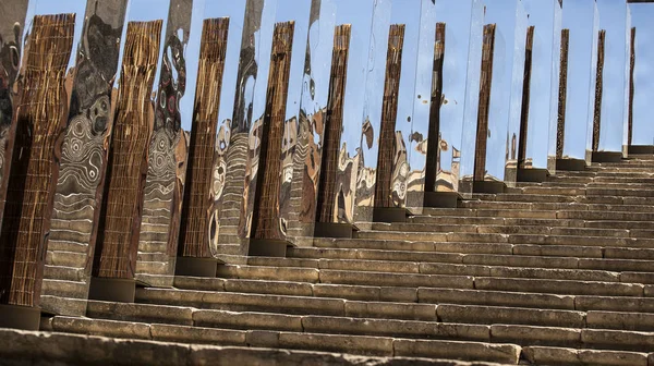 aynalar ve taş basamaklar