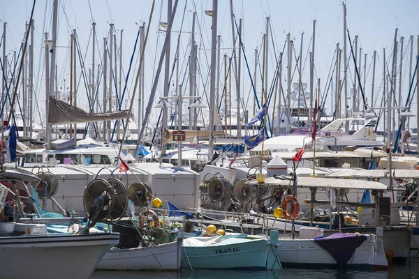 iskelede birçok Yelkenli Yatlar